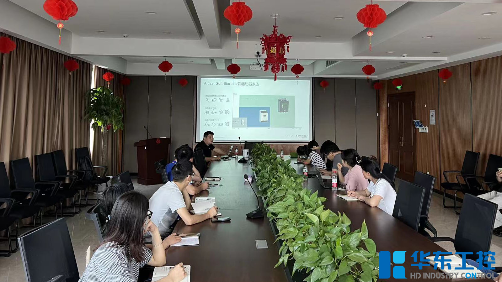 華東工控開展<i style='color:red'>施耐德</i>軟啟，觸摸屏技術(shù)及行業(yè)應(yīng)用培訓(xùn)